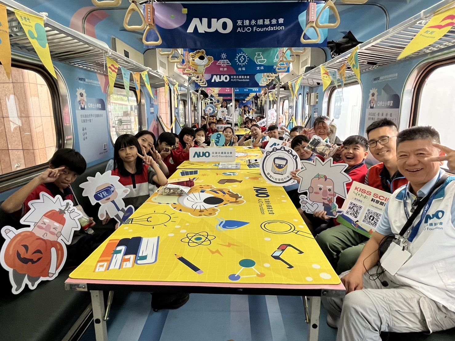 彩虹多多永續基金會參與「臺灣科普環島列車」，設計基礎科學車廂課程，以「淨零碳排和永續能源」為主題，讓學生透過創意實驗認識淨零知識，以及思考生活中的減碳行為