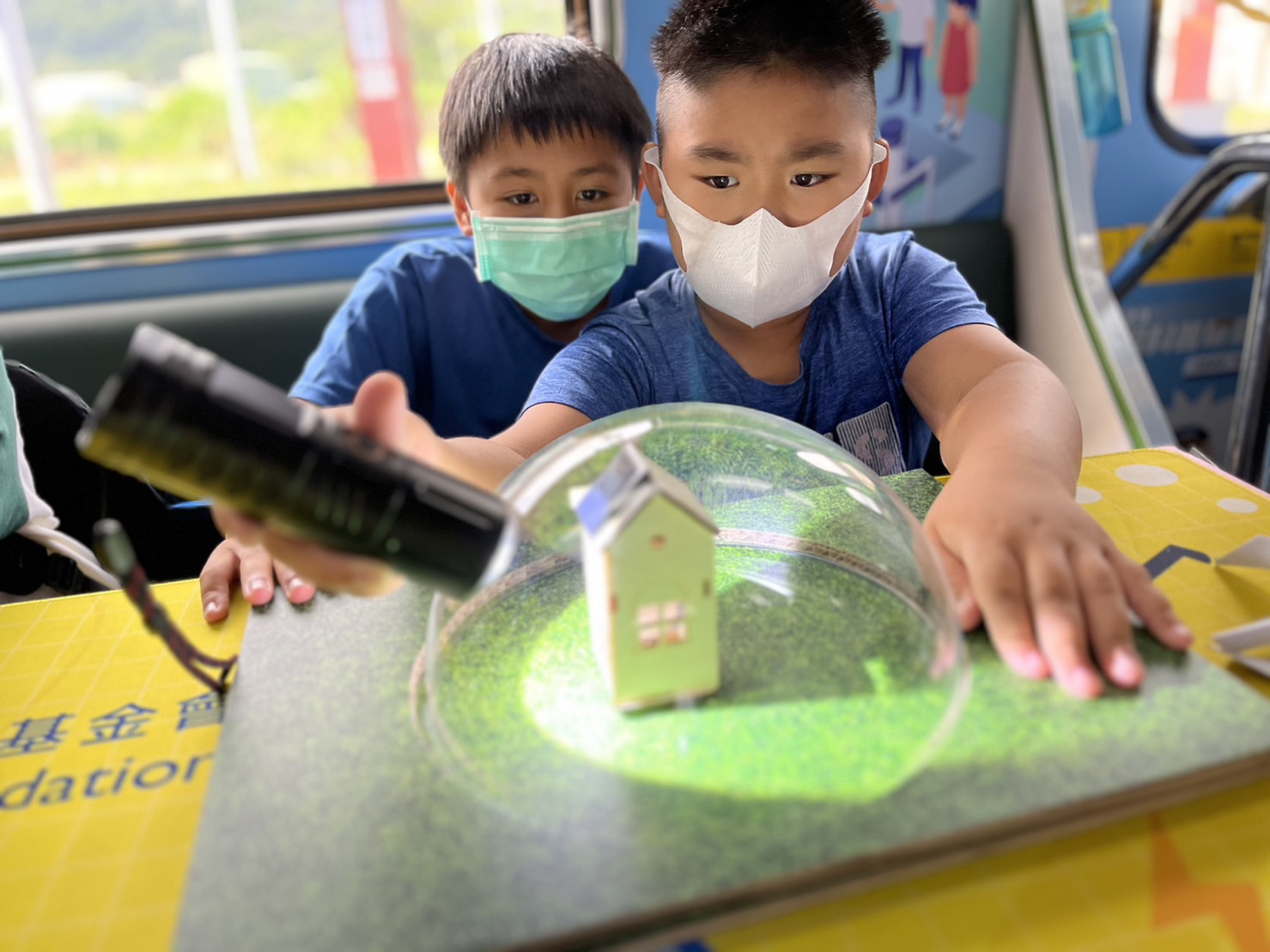 彩虹多多參與基礎科學主題車廂，以STEAM教學精神，設計「逐日科學家」、「太陽能工程師」以及「淨零建築師」三大能源科普課程和實驗